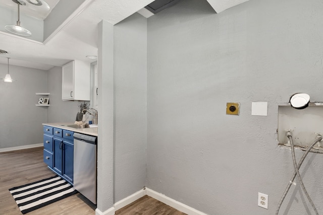 723 Westover Dr, Richardson, TX 75080 - bar area with dishwasher, a sink, wood finished floors, baseboards, and pendant lighting