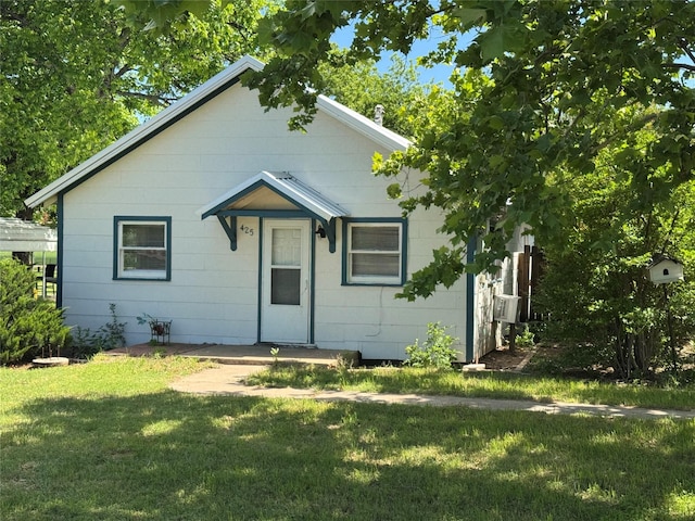 425 S 1st St W, Clyde, TX 79510 - bungalow-style house featuring a front yard