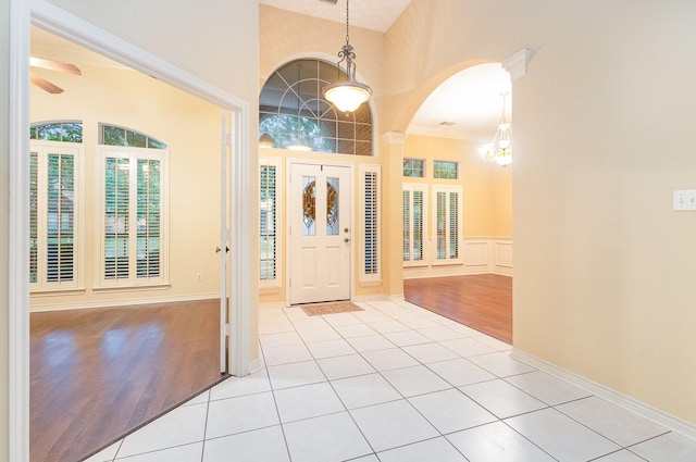 842 Turquoise Pt, Rockwall, TX 75032 - foyer featuring a chandelier, light wood finished floors, arched walkways, a high ceiling, and crown molding