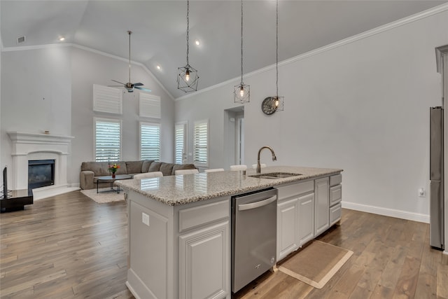 175 Calla Dr, Flower Mound, TX 75028 - kitchen featuring a sink, stainless steel appliances, ceiling fan, crown molding, and a kitchen island with sink