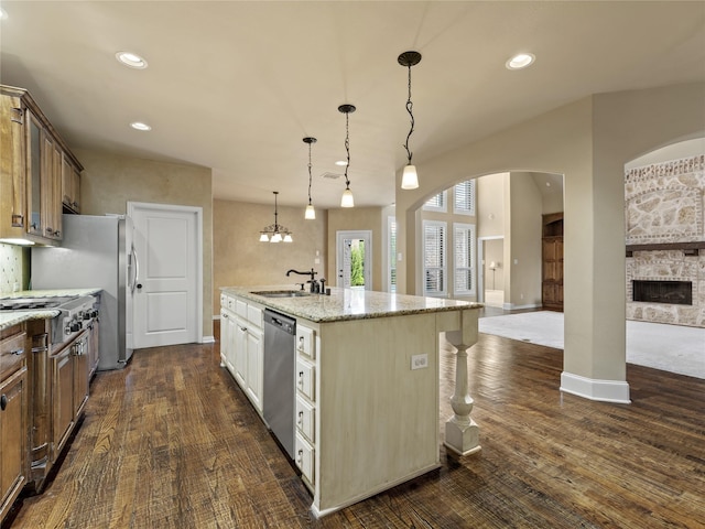 1413 Prairie Dr, Carrollton, TX 75007 - kitchen with appliances with stainless steel finishes, a sink, arched walkways, dark wood finished floors, and open floor plan