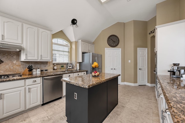 1820 Lacey Oak Ln, Keller, TX 76248 - kitchen with appliances with stainless steel finishes, a sink, decorative backsplash, a center island, and vaulted ceiling