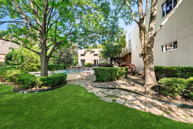 view of green lawn