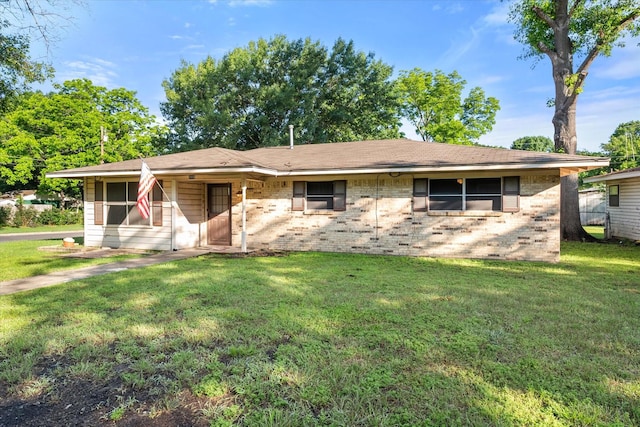 view of front of home featuring a front lawn and brick siding