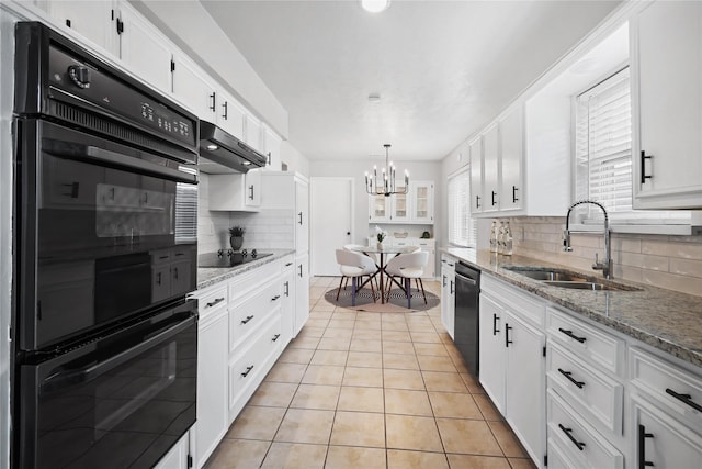 kitchen with a sink, a chandelier, black appliances, under cabinet range hood, and backsplash