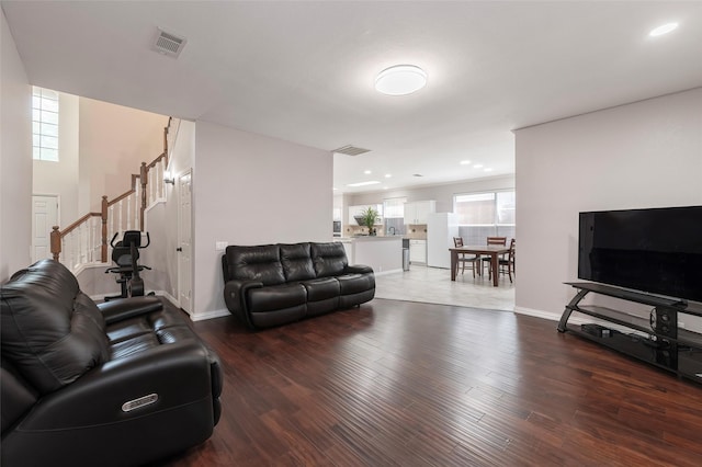 living room featuring light wood-style floors, recessed lighting, and baseboards