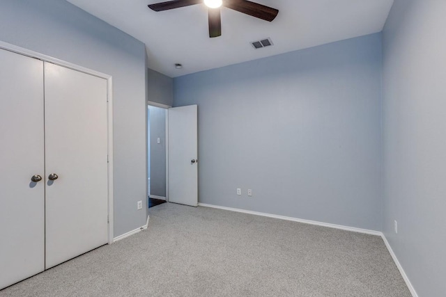 unfurnished bedroom featuring carpet floors, baseboards, a ceiling fan, and a closet