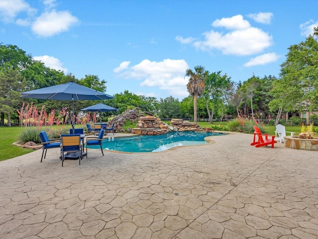 901 Saint James Dr, Fairview, TX 75069 - swimming pool featuring a patio area, an outdoor fire pit, and view of wooded area