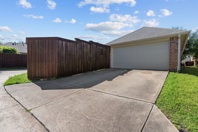 1060 Knightsbridge Dr, Frisco, TX 75036 - detached garage with fence