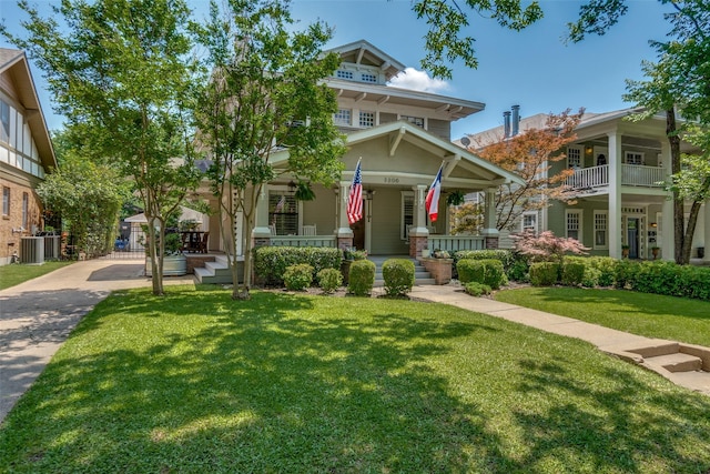 5206 Victor St, Dallas, TX 75214 - american foursquare style home featuring a porch and a front yard