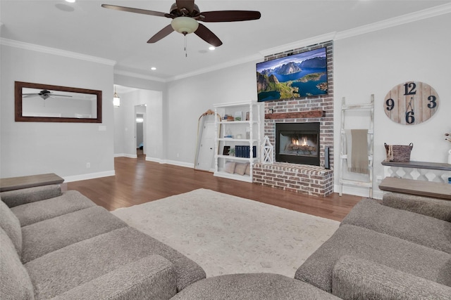 living area with wood finished floors, ceiling fan, crown molding, baseboards, and recessed lighting