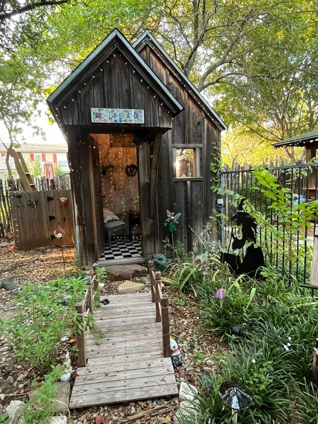 805 Trenton St, Weatherford, TX 76086 - view of outdoor structure featuring fence and an outdoor structure