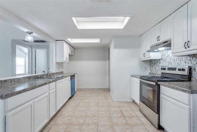 kitchen with under cabinet range hood, stainless steel range with electric cooktop, a sink, dishwasher, and backsplash