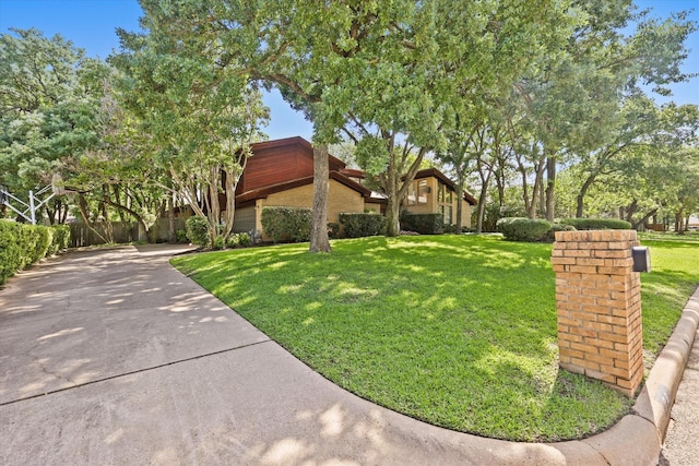 view of front of house featuring a front lawn and driveway