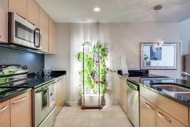 1200 Main St Unit 809, Dallas, TX 75202 - kitchen with stainless steel appliances, dark countertops, baseboards, decorative light fixtures, and recessed lighting
