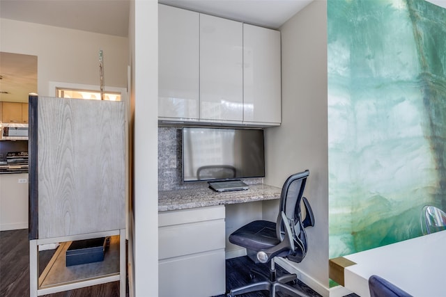 1200 Main St Unit 809, Dallas, TX 75202 - office with baseboards, built in desk, and dark wood finished floors