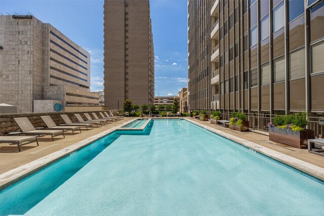 1200 Main St Unit 809, Dallas, TX 75202 - community pool with a patio area