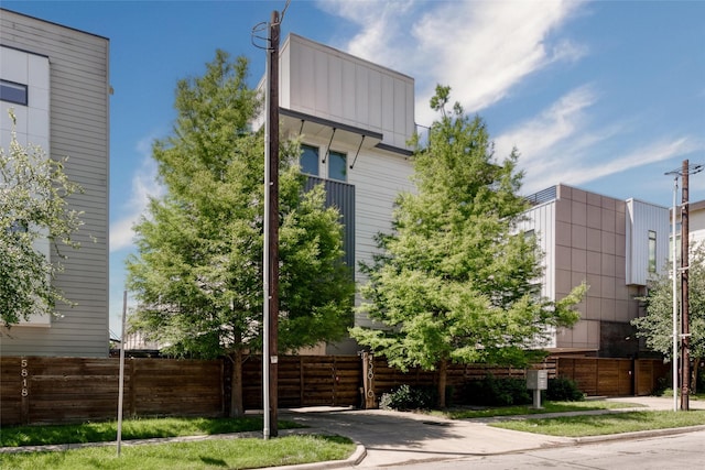 5816 Lindell Ave Unit 3, Dallas, TX 75206 - view of property featuring fence