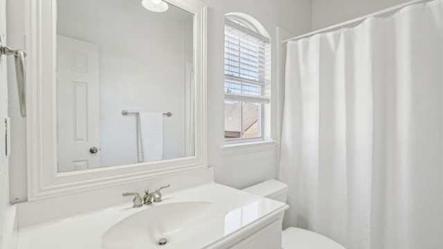 2026 Spindletop Trl, Frisco, TX 75033 - full bath featuring vanity, toilet, and curtained shower