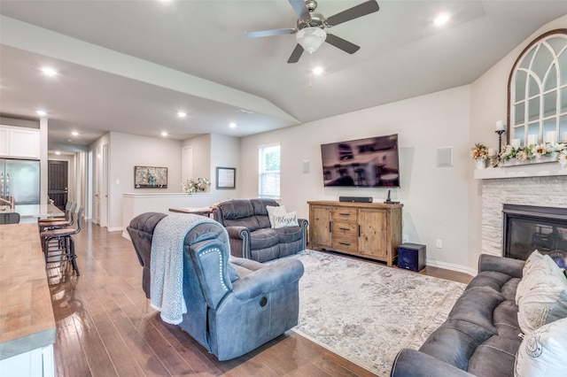living room featuring vaulted ceiling, wood finished floors, a ceiling fan, recessed lighting, and baseboards