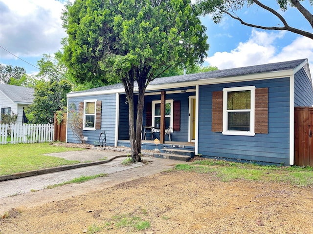 2315 Boyd St, Dallas, TX 75224 - view of front facade featuring a porch and fence