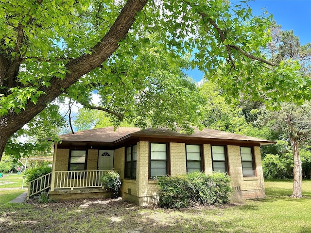 213 W Tennie St, Gainesville, TX 76240 - view of front of home featuring brick siding and a front yard
