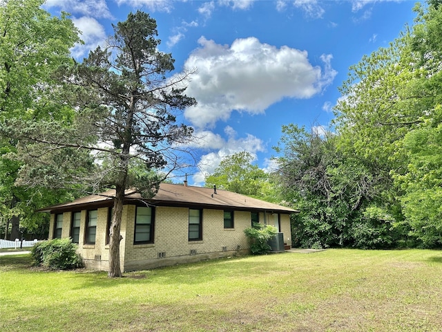 213 W Tennie St, Gainesville, TX 76240 - view of side of home featuring brick siding, a yard, and crawl space