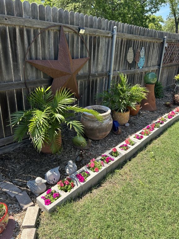5004 Blackstone Dr, River Oaks, TX 76114 - view of yard with fence