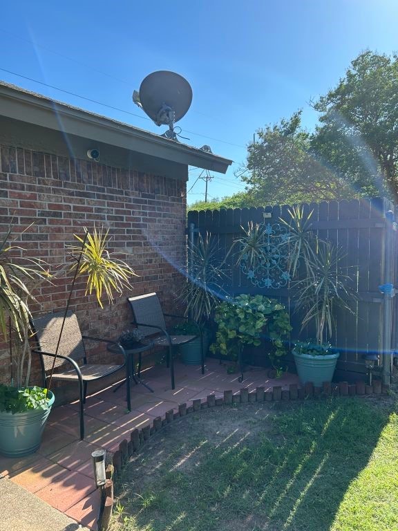 5004 Blackstone Dr, River Oaks, TX 76114 - view of yard featuring a patio