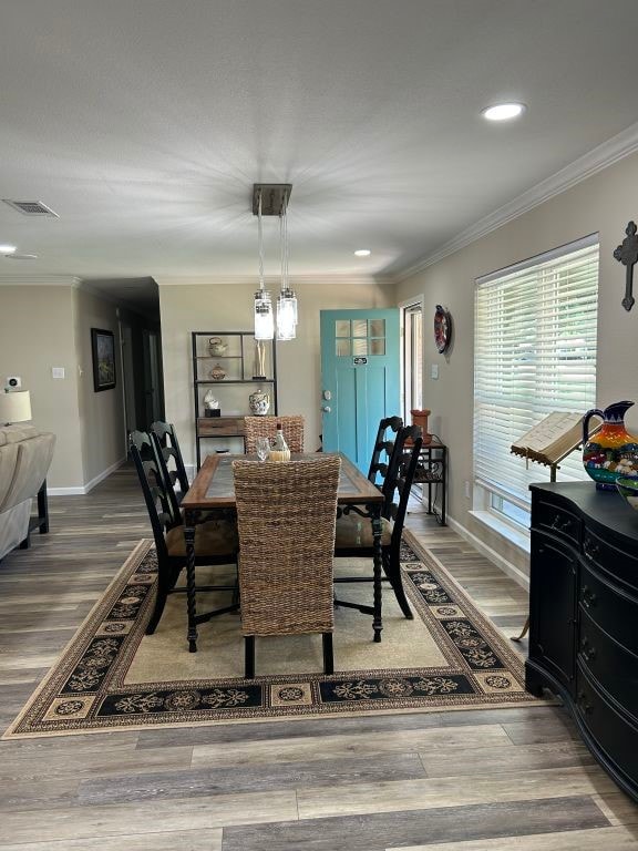5004 Blackstone Dr, River Oaks, TX 76114 - dining space with crown molding, wood finished floors, baseboards, and recessed lighting