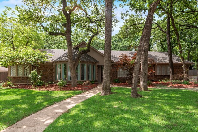 2508 Oak Manor Ct, Arlington, TX 76012 - mid-century inspired home featuring a front yard, a shingled roof, and brick siding