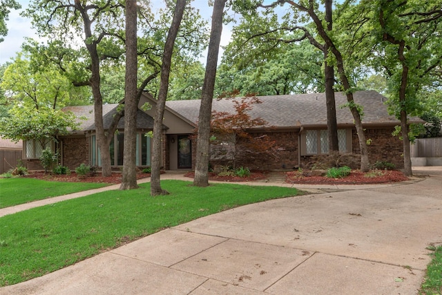 2508 Oak Manor Ct, Arlington, TX 76012 - mid-century modern home featuring brick siding and roof with shingles