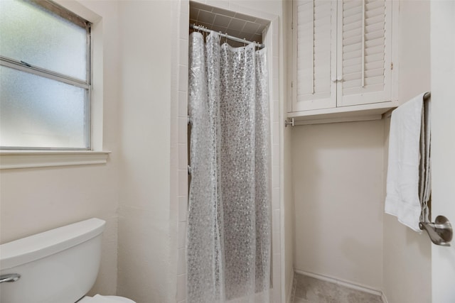 2508 Oak Manor Ct, Arlington, TX 76012 - full bath featuring a tile shower and toilet