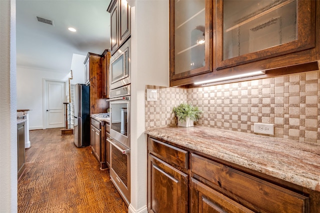 1210 Carlisle Ct, Frisco, TX 75036 - kitchen with stainless steel appliances, glass insert cabinets, backsplash, and recessed lighting