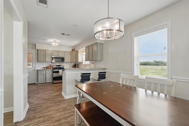 205 Davis Rd, Combine, TX 75159 - dining area featuring wood finished floors and a chandelier