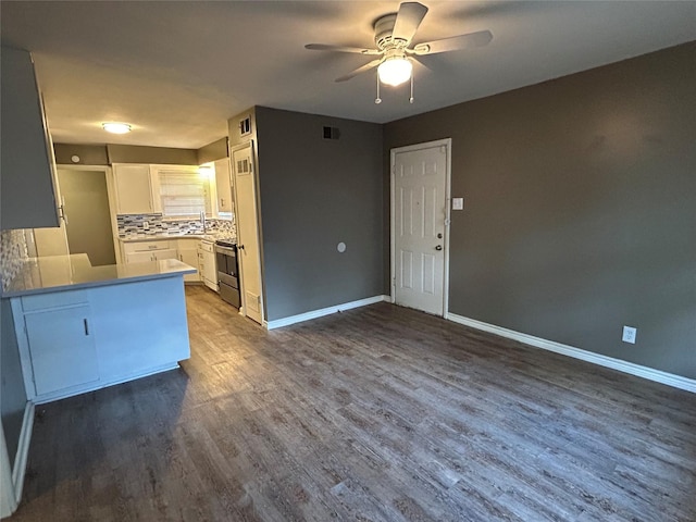 5004 Haywood Pkwy, Dallas, TX 75232 - kitchen featuring ceiling fan, dark wood-style flooring, a peninsula, electric stove, and decorative backsplash