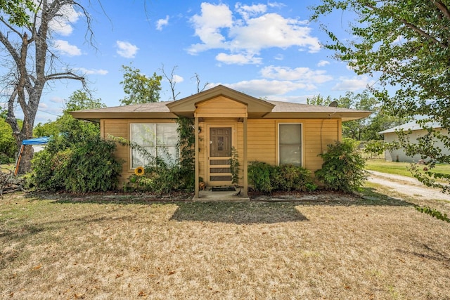 534 N Race St, Stephenville, TX 76401 - view of front of house featuring a front yard