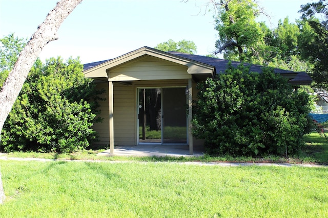 534 N Race St, Stephenville, TX 76401 - view of front of house featuring a front lawn and a patio area