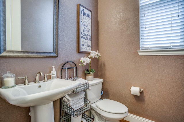 5912 Uplands Dr, Mckinney, TX 75070 - half bathroom featuring toilet, a textured wall, and a sink