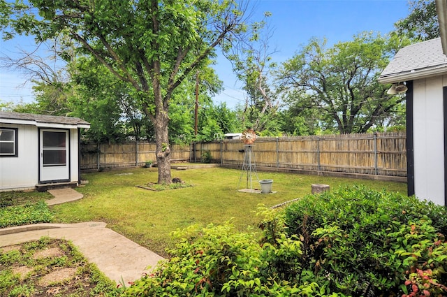 view of yard with an outbuilding