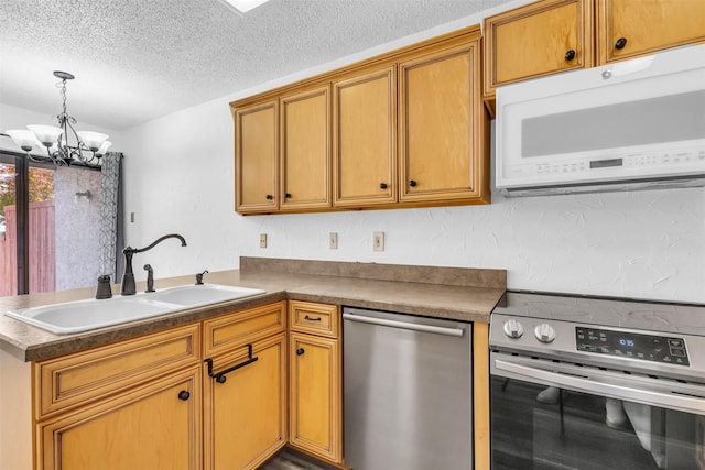 4242 N Capistrano Dr Unit 161, Dallas, TX 75287 - kitchen with appliances with stainless steel finishes, a sink, a chandelier, a peninsula, and a textured ceiling