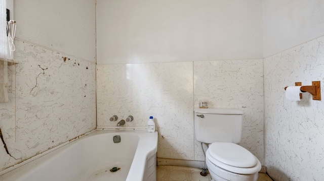 529 Proctor Ave, Waco, TX 76708 - bathroom featuring a garden tub and toilet