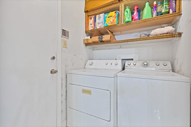 10227 Oak Gate Ln, Dallas, TX 75217 - laundry area featuring washer and dryer