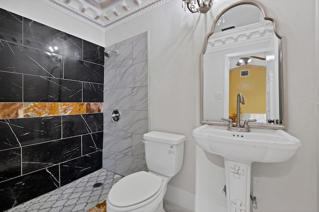 10227 Oak Gate Ln, Dallas, TX 75217 - bathroom featuring a tile shower and toilet