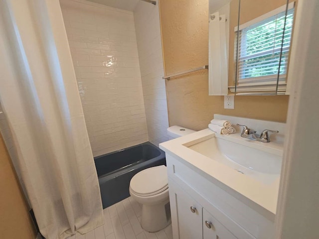 211 Hickory Ln, Weatherford, TX 76086 - bathroom featuring toilet, vanity, shower / tub combo, and a textured wall