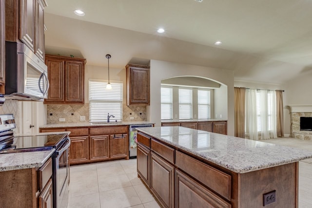 1002 Star Grass Dr, Mansfield, TX 76063 - kitchen featuring appliances with stainless steel finishes, a sink, plenty of natural light, tasteful backsplash, and recessed lighting