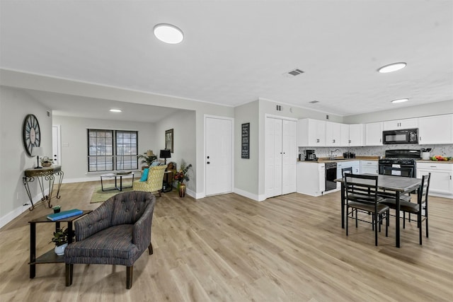 1846 Oak Hill Cir, Dallas, TX 75217 - dining area with baseboards and light wood-style flooring