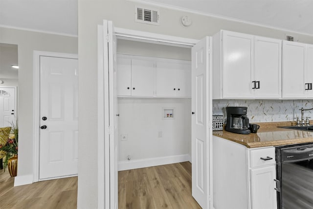 1846 Oak Hill Cir, Dallas, TX 75217 - clothes washing area featuring light wood-type flooring, hookup for a washing machine, baseboards, and ornamental molding