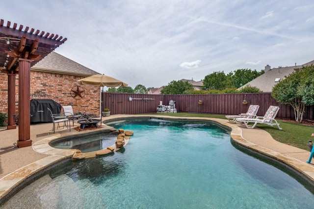 10557 Stargazer Dr, Frisco, TX 75033 - view of swimming pool with a patio, a pool with connected hot tub, a fenced backyard, and grilling area