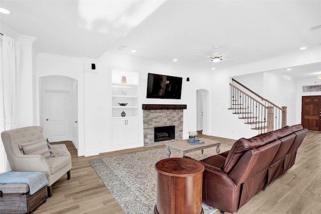 5250 Pueblo Ln, Frisco, TX 75034 - living area featuring arched walkways, a ceiling fan, light wood-style flooring, ornamental molding, and recessed lighting
